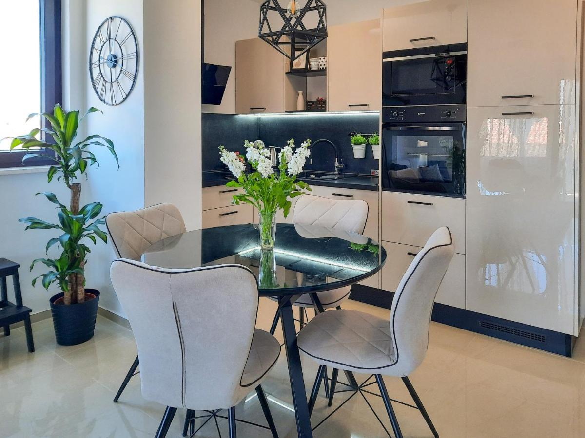 Enjoy Pula - New Apt With Terrace And Free Parking Garage Экстерьер фото